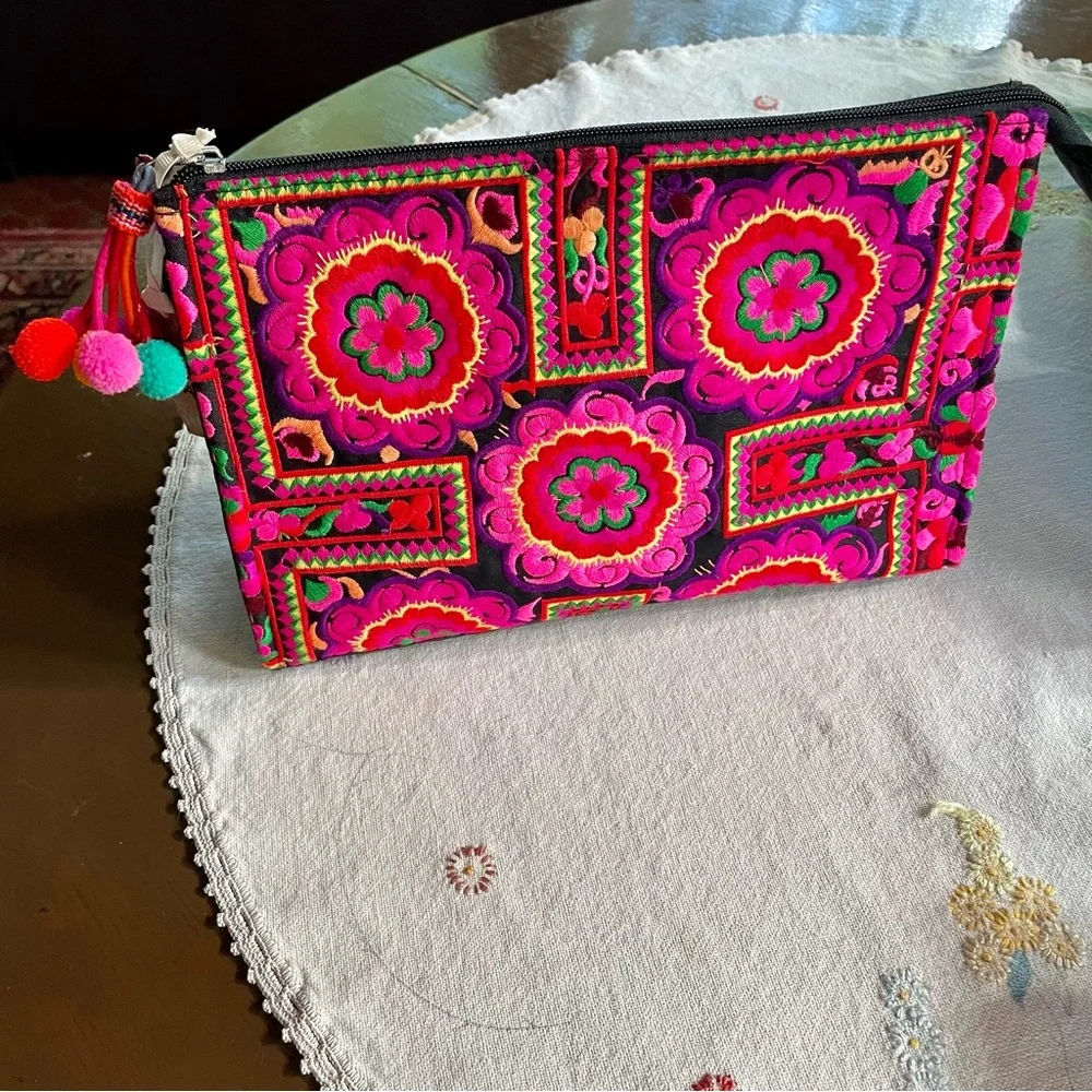 Cosmetic Travel Bag/ Organizer. Hand Embroidered Floral Thai Design. 11.5" x7.5 - Picture 4 of 12